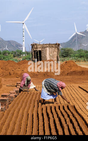Indien-Tamil Nadu, Kanyakumari, Cape Comorin, Muppandal, Frauen Form Ziegel aus Ton infront von Windkraftanlagen Stockfoto