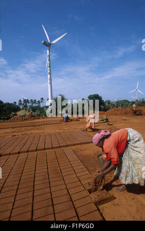 Indien-Tamil Nadu, Kanyakumari, Cape Comorin, Muppandal, Frauen Form Ziegel aus Ton infront von Windkraftanlagen Stockfoto