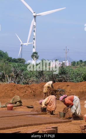 Indien Tamil Nadu, Kanyakumari, Kap Comorin, Muppandal, outdoor Ziegelei, Frauen aus Ziegel aus Lehm infront von Windenergieanlagen Stockfoto