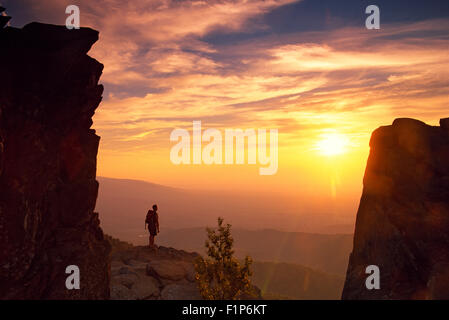 Wanderer bei Sonnenuntergang auf Buckelwale Felsen, Blue Ridge Parkway, Virginia, USA Stockfoto