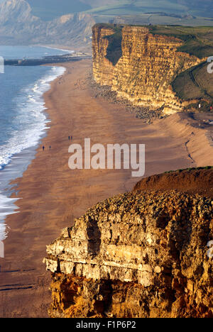 Blick von Klippen bei Burton Bradstock Blick über Freshwater Beach, West Bay auf Dorset Jurassic Coast in England, UK Stockfoto