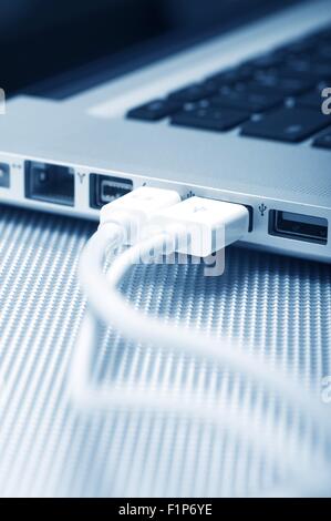 Mobile Workstation. Moderne Laptop-Computer mit externen Geräten über USB und Mini-DVI-Anschlüsse miteinander verbunden. Vertikale Foto Stockfoto