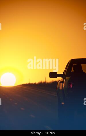 Sonnenuntergang Outback Highway. Abholung auf der Autobahn - Sonnenuntergang. Vertikale Foto. Stockfoto