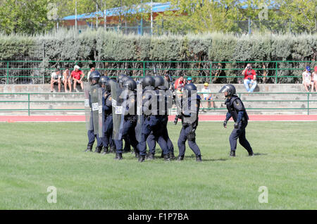 Nicht identifizierte Gruppe von spanischen Polizisten machen eine Show in Alcalá De Henares Stockfoto