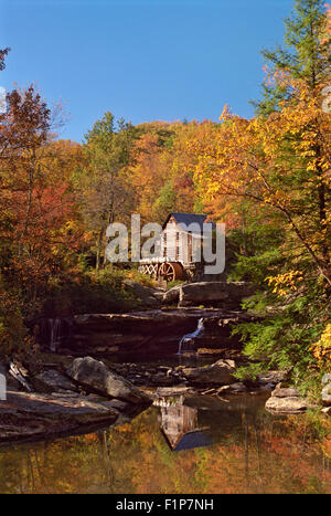 Glade Creek Getreidemühle in Herbstfarben, Babcock State Park, Klippe, West Virginia, USA Stockfoto