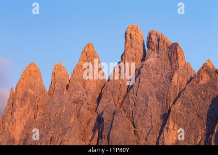 Sonnenlicht bei Sonnenuntergang auf die Geisler Berggipfel. Das Villnösser Tal. Die Grödner Dolomiten. Trentino-südtirol. Italienische Alpen. Europa. Stockfoto