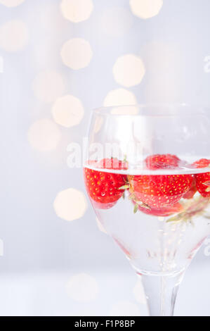 Hohe Schlüssel Stillleben Bild von Erdbeeren in ein Glas Wein Stockfoto