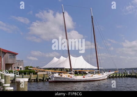 Ein Zweimast-Segelboot liegt am Maritime Museum in St. Michaels, MD, in der Bucht von Kesapeake. Stockfoto