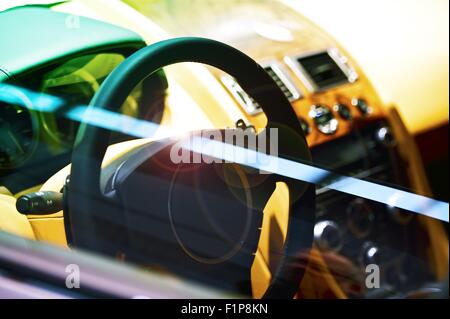 Luxus-modernes Auto-Cockpit. Treiber-Traum. Transport-Foto-Sammlung. Stockfoto