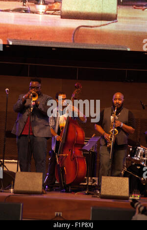 Chicago, Illinois, USA. 3. Sep 2015. Donnerstag, 3. September 2015 erstmals vier Tage des freien jazz-Konzerte im Millennium Park in Chicago. Konzerte finden statt in drei Bereichen des Parks befindet sich im Zentrum der Stadt. Die Abendvorstellungen statt in den Pritzker Pavillion, eine Open-Air-Veranstaltungsort mit einer State-of-the-Art-sound-System. Tausende versammeln sich im Pavillion, einige Jazzgrößen zu hören. © Karen I. Hirsch/ZUMA Draht/Alamy Live-Nachrichten Stockfoto