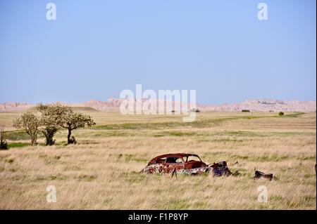 Ruhe in Frieden - Automobil-Ort der Ruhe. Sehr altes rustikales Auto in ein mitten in der Prärie von South Dakota. Transport-Foto-Colle Stockfoto