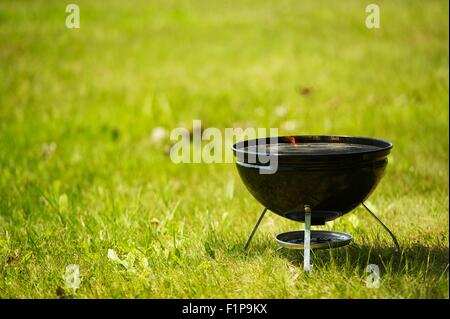 Kleinen Barbecue-Grill auf dem grünen Rasen der Sommer. Outdoor-Spaß und kochen. Erholung-Foto-Sammlung Stockfoto