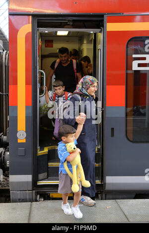 Migranten aus Syrien kommen auf einen Zug aus Budapest/Ungarn am Hauptbahnhof München Hauptbahnhof am 31. August. 2015 in München. Tausende von Migranten sind über Türkei, Griechenland, Montenegro, Serbien, Ungarn und Österreich nach Deutschland reisen. Stockfoto