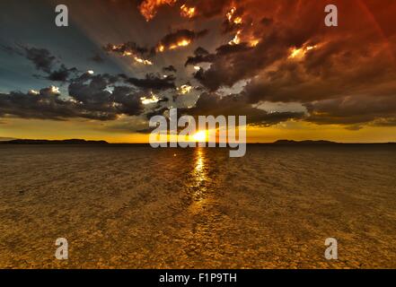 Trockener See Sonnenuntergang HDR - El Mirage OHV Erholungsgebiet, Mojave-Wüste, Kalifornien USA. Sonnenuntergänge-HDR-Foto-Sammlung Stockfoto