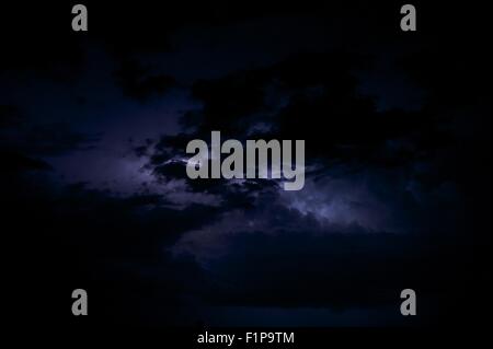 In der Wolke Blitze - Nacht Zeit Gewitter. Stürmischer Himmelshintergrund. Wetter-Foto-Sammlung. Stockfoto