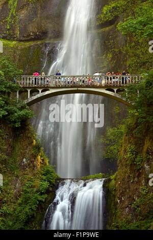 Multnomah Falls, Oregon USA - Columbia River Gorge, östlich von Troutdale gelegen. 620 Füße (189 m) insgesamt Wasserfall Kaskaden hoch Stockfoto