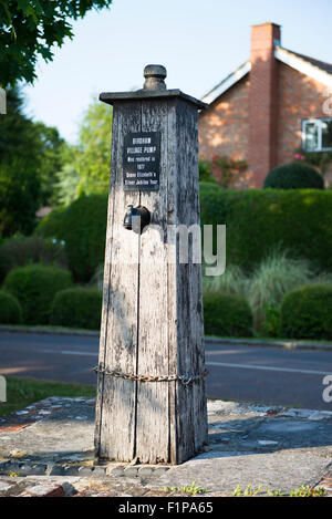 Die kommunale Wasser-Pumpe in das Dorf Birdham in der Nähe von Chichester Marina, West Sussex, UK Stockfoto