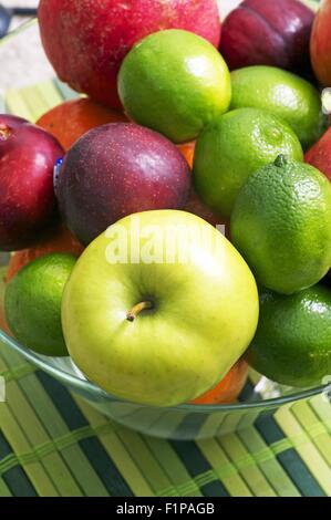 Bio-Obst in eine Glasschüssel - grüner Apfel. Bio-Obst-Foto-Sammlung Stockfoto