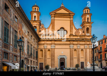 Italien Piemont Monferrato Novi Ligure Piazza Dellepiane, Stiftskirche St. Maria Maggiore und im linken Negrone Palast Stockfoto