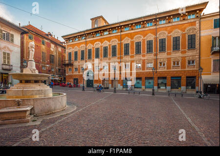 Italien Piemont Monferrato Novi Ligure Piazza Dellepiane - Brunnen und Cambiaso Negrotto Palast - wo Sie mit Blick auf die 18.05.1815, durch ein Fenster, Papst Paul VII Stockfoto