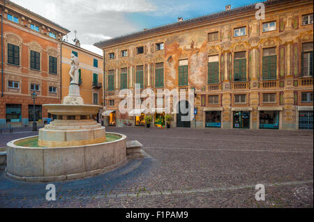 Italien Piemont Monferrato Novi Ligure Piazza Dellepiane Brunnen und Negrone Palast Stockfoto