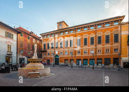 Italien Piemont Monferrato Novi Ligure Piazza Dellepiane - Brunnen und Cambiaso Negrotto Palast - wo Sie mit Blick auf die 18.05.1815, durch ein Fenster, Papst Paul VII Stockfoto