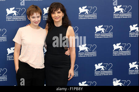 Venedig, Italien. 5. September 2015. Juliette Binoche mit Lou de Laage stellt bei einem Fototermin für den Film The Wait (L'attesa) während der 72th jährlichen internationalen Filmfestival von Venedig am 5. September 2015 in Venedig Credit: Andrea Spinelli/Alamy Live News Stockfoto