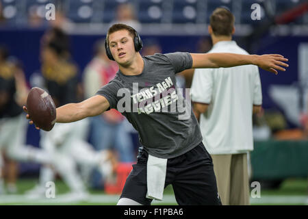 Houston, TX, USA. 5. Sep, 2015. Texas A & M Aggies Quarterback Kyle Allen (10) erwärmt sich vor der NCAA Football-Spiel zwischen den Texas A & M Aggies und die Arizona State Sun Devils NRG-Stadion in Houston, TX. Trask Smith/CSM/Alamy Live-Nachrichten Stockfoto