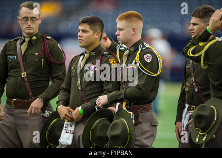 Houston, TX, USA. 5. Sep, 2015. Mitglieder von der Texas A & M Aggies Kadettenkorps auf dem Feld vor der NCAA Football-Spiel zwischen den Texas A & M Aggies und die Arizona State Sun Devils NRG-Stadion in Houston, TX. Trask Smith/CSM/Alamy Live-Nachrichten Stockfoto