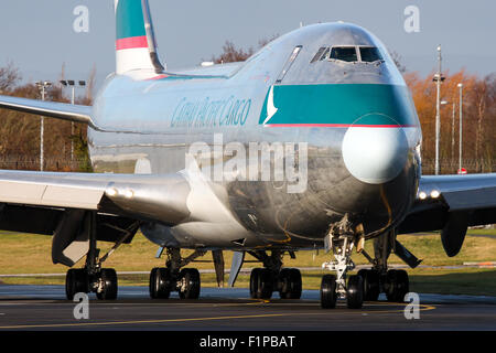 Cathay Pacific Cargo Boeing 747-400 reiht sich auf der Piste 23R in Manchester Flughafen. Stockfoto