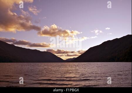 Lake Crescent Sonnenuntergang Landschaft - Lake Crescent, Olympic Nationalpark, Washington USA. Natur-Foto-Sammlung Stockfoto