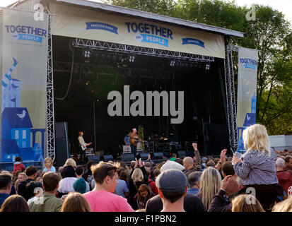 Brighton, UK. 5. September 2015. Billy Bragg, der linke lehnt Singer-Songwriter auf der Bühne der ersten gemeinsam das Volk-Festival in Preston Park. Das Festival bietet eine Mischung aus Musik, Theater und Aktivismus in dieser vielseitigen Stadt mit Großbritanniens einzige grün MP. Bildnachweis: Scott Hortop/Alamy Live-Nachrichten Stockfoto