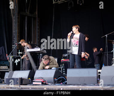 Brighton, UK. 5. September 2015. Caroline Lucas MP im Gespräch mit der Masse von auf der Bühne der ersten gemeinsam des Volk-Festivals in Preston Park. Das Festival bietet eine Mischung aus Musik, Theater und Aktivismus in dieser vielseitigen Stadt mit Großbritanniens einzige grün MP. Die Bühne wird für die nächsten Handlungen, einschließlich Billy Bragg vorbereitet. Bildnachweis: Scott Hortop/Alamy Live-Nachrichten Stockfoto