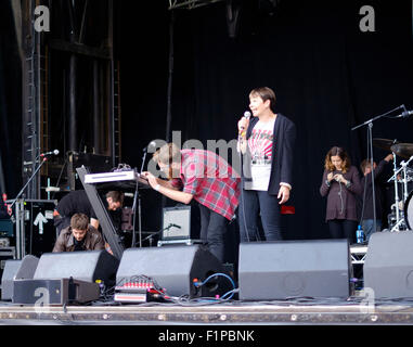 Brighton, UK. 5. September 2015. Caroline Lucas MP im Gespräch mit der Masse von auf der Bühne der ersten gemeinsam des Volk-Festivals in Preston Park. Das Festival bietet eine Mischung aus Musik, Theater und Aktivismus in dieser vielseitigen Stadt mit Großbritanniens einzige grün MP. Die Bühne wird für die nächsten Handlungen, einschließlich Billy Bragg vorbereitet. Bildnachweis: Scott Hortop/Alamy Live-Nachrichten Stockfoto