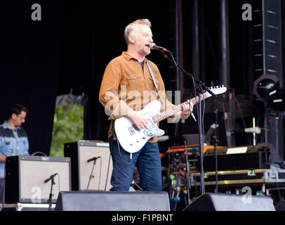 Brighton, UK. 5. September 2015. Billy Bragg, der linke lehnt Singer-Songwriter auf der Bühne der ersten gemeinsam das Volk-Festival in Preston Park. Das Festival bietet eine Mischung aus Musik, Theater und Aktivismus in dieser vielseitigen Stadt mit Großbritanniens einzige grün MP. Bildnachweis: Scott Hortop/Alamy Live-Nachrichten Stockfoto