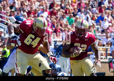 Chestnut Hill, MA, USA. 5. September 2015. Boston College Eagles Runningback Jon Hilliman (32) läuft mit dem Ball im ersten Quartal des NCAA Football-Spiel zwischen dem Boston College Eagles und Maine Black Bears Alumni Stadium. Anthony Nesmith/Cal-Sport-Medien Stockfoto