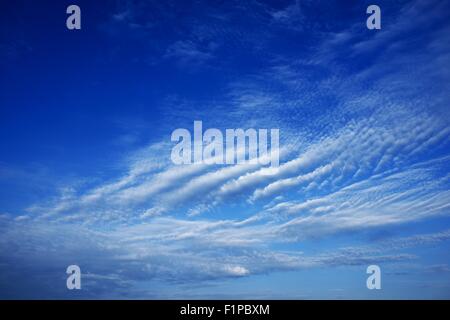 Interessante Wolken-Formation am blauen Himmel. Kalifornien USA. Wetter-Fotosammlung Stockfoto