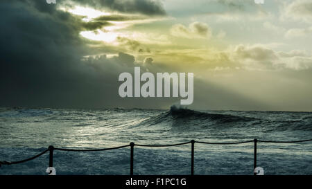 Ein frühmorgendlicher Sturm nähert sich der Küste von draußen auf See in Richtung Bronte Beach in Sydney, Australien Stockfoto