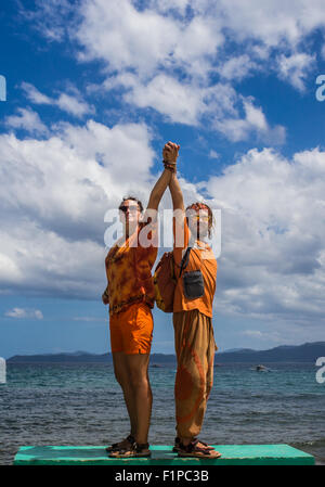 Paar in Liebe Silhouette während des Sonnenuntergangs - Nasen berühren Stockfoto