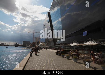 Die Uferpromenade am Black Diamond, Den Sorte Diamant, der Königlichen Bibliothek, im inneren Hafen von Kopenhagen. Blick nach Süden. Urbaner Raum. Stockfoto