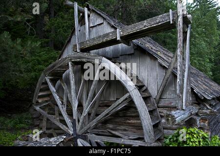 Alte hölzerne Kraftpaket im US-Bundesstaat Washington, USA. Historischer Ort Stockfoto