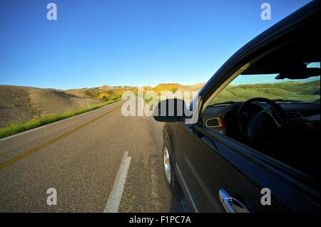 Badlands-Fahrt durch. Der Rundweg in Badlands Nationalpark, South Dakota, USA Thema mit schwarzen SUV unterwegs. Stockfoto