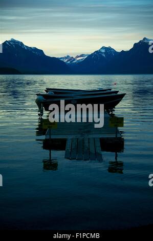 Bergsee. Lake McDonald im Glacier National Park, Montana. Sonnenuntergang im Gletscher. Motorboote auf dem Deck. Gebirge in Bac Stockfoto