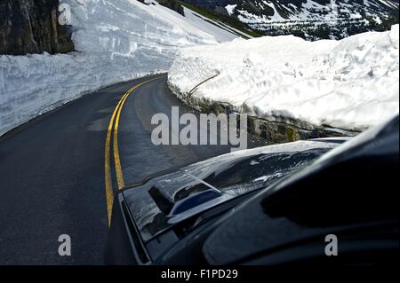 Schneefelder. Straße durch den Glacier National Park in Montana, USA. Bergstraße Stockfoto