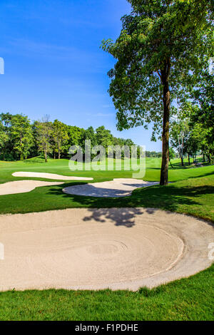 Sand Bunker auf dem Golfplatz an einem sonnigen Tag, Thailand Stockfoto