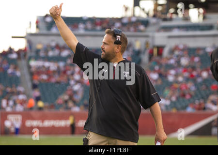 5. September 2015: Temple Owls Cheftrainer Matt Rhule während der NCAA Football-Spiel zwischen der Penn State Nittany Lions und den Tempel Eulen am Lincoln Financial Field in Philadelphia, Pennsylvania reagiert. Die Tempel-Eulen gewann 27-10. Christopher Szagola/CSM Stockfoto