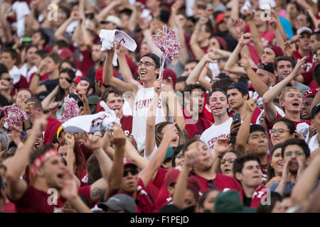 5. September 2015: Temple Owls Fans anfeuern ihrer Mannschaft während der NCAA Football-Spiel zwischen der Penn State Nittany Lions und den Tempel Eulen am Lincoln Financial Field in Philadelphia, Pennsylvania. Die Tempel-Eulen gewann 27-10. Christopher Szagola/CSM Stockfoto