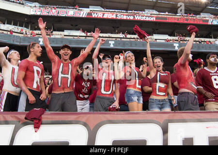 5. September 2015: Temple Owls Fans anfeuern ihrer Mannschaft während der NCAA Football-Spiel zwischen der Penn State Nittany Lions und den Tempel Eulen am Lincoln Financial Field in Philadelphia, Pennsylvania. Die Tempel-Eulen gewann 27-10. Christopher Szagola/CSM Stockfoto