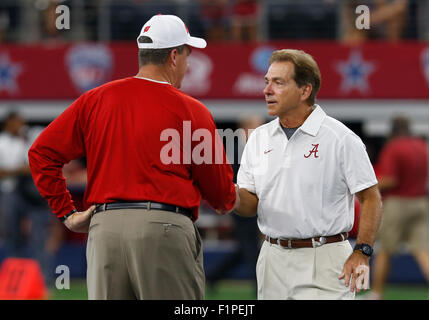 5. September 2015: Wisconsin Badgers Cheftrainer Paul Chryst schüttelt Hände mit Alabama Crimson Tide Trainer Nick Saban vor befürworten klassisches Fußballspiel zwischen Wisconsin Badgers und der Alabama Crimson Tide im AT&T Stadium in Arlington, TX; Tim Warner/CSM. Stockfoto