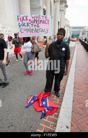 Washington, DC, USA. 5. September 2015, die Söhne der verbündeten Veterane halten eine Kundgebung für die Konföderierten Flagge auf oberer Senat Park auf dem Capitol Hill. Während nur ein paar Dutzend Anhänger der Konföderierten Flagge besuchten, oppositionelle Gruppen wie Code-Pink und schwarz lebt übrigens zeigte in größerer Zahl und mit viel Kritik. Mitglieder der Opposition jagte die Söhne der verbündeten Veterane, wie sie ihren Weg zur Union Station, wo einige Mitglieder der Opposition mit Polizei zusammenstießen. Bildnachweis: B Christopher/Alamy Live-Nachrichten Stockfoto